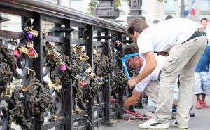 Pariz: Skinuti katanci ljubavi s mosta u blizini Notre-Dama